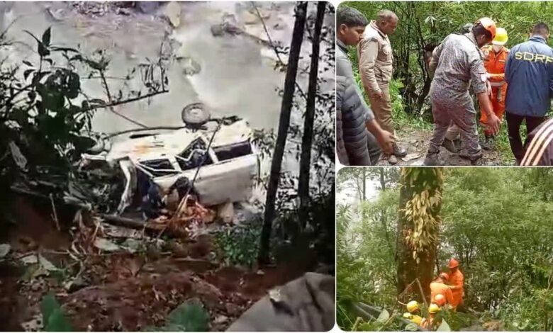 "Major accident at Kedarnath Yatra halt: Max vehicle fell into Mandakini river, 13 passengers rescued successfully"