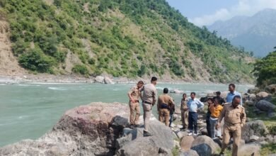 Almora: A girl fell into the Saryu river along with her scooty, one missing, rescue operation underway