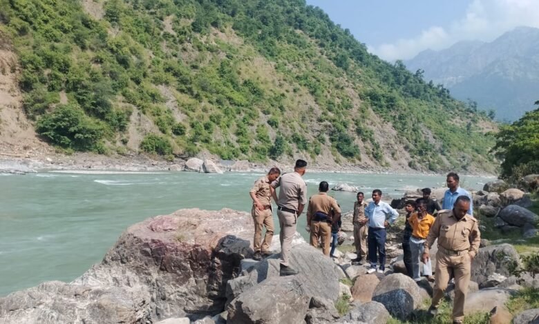 Almora: A girl fell into the Saryu river along with her scooty, one missing, rescue operation underway