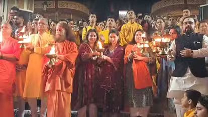 Sachin Tendulkar's wife Anjali and daughter Sara participated in Ganga Aarti in Rishikesh