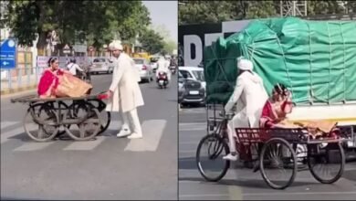 Unique style of the bride and groom: The couple roamed the streets on a handcart, the video went viral on social media