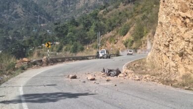 Accident on Kedarnath Highway: Mountain stone fell on a girl riding a scooter, seriously injured