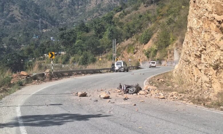 Accident on Kedarnath Highway: Mountain stone fell on a girl riding a scooter, seriously injured