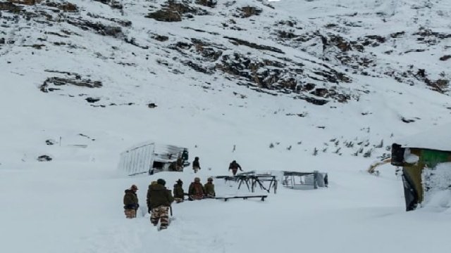 Mana village of Uttarakhand affected by avalanche, 4 workers died, rescue operation continues