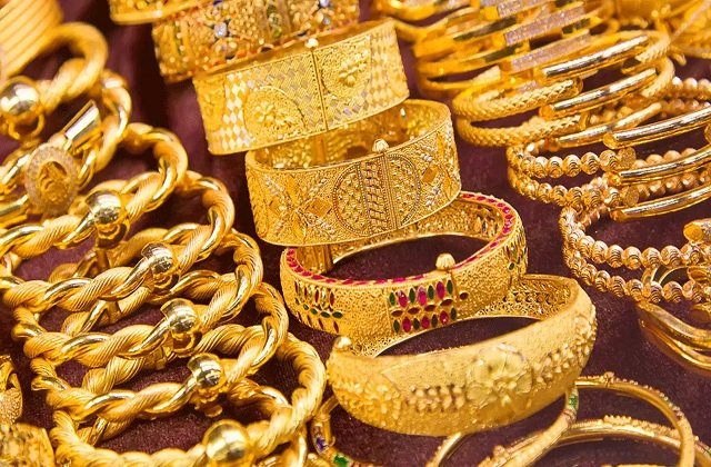 Gold creates history in India: For the first time, it crosses Rs 1 lakh per 10 grams, know why the price is increasing