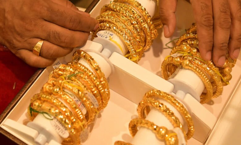 Due to improvement in the international market, the price of gold fell by Rs 2,000, 24 carat gold in Delhi is Rs 95,880 per 10 grams