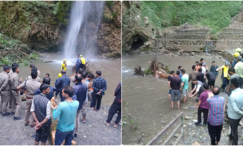 Tragic accident at Tiger Falls, Dehradun: Two tourists died, a huge tree fell near the waterfall