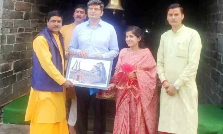 IAS officer Sandeep Tiwari got married in a simple way, took blessings at Gopinath temple