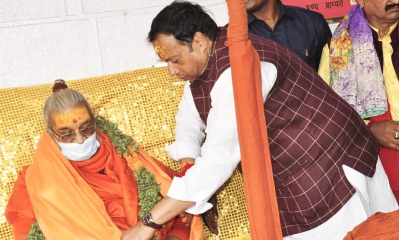 Shankaracharya Vasudevanand Saraswati ji arrived at Shri Badrinath Dham, pilgrims received blessings