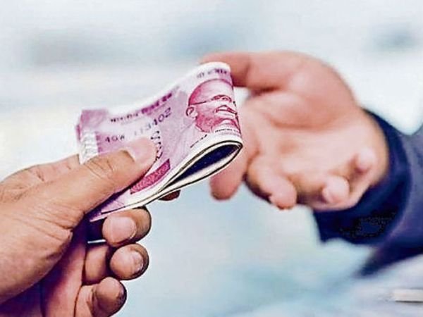 Big vigilance action in Dehradun: ISBT post in-charge Devendra Khugshaal arrested while taking bribe