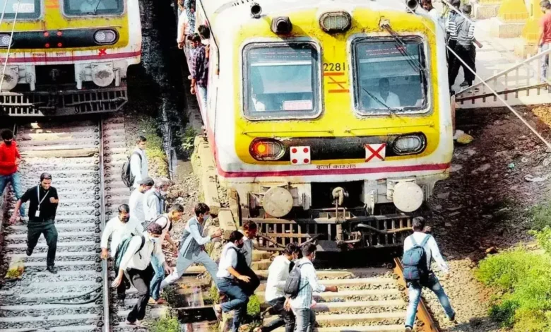 Shocking accident in Mumbai local: 5 passengers died after falling from the train in a crowded train, railways ordered to improve security