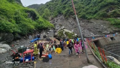 Kedarnath Yatra route blocked due to landslide, pilgrims had to take an alternative route of 6 km