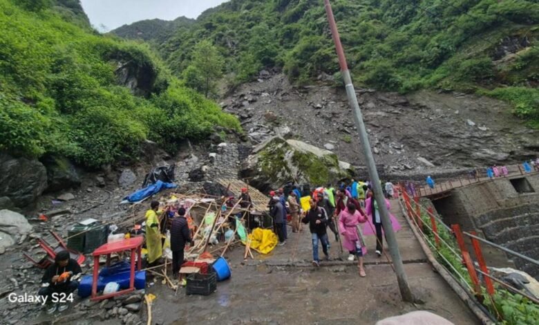 Kedarnath Yatra route blocked due to landslide, pilgrims had to take an alternative route of 6 km
