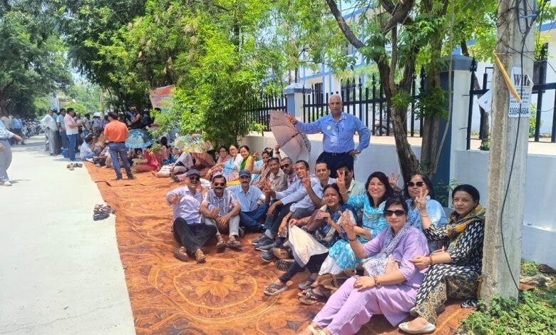 Teachers of Garhwal division protest at Directorate of Education: Expressed anger over being denied old pension scheme